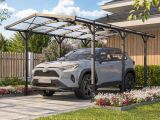 Modernes Carport Nico in Wohnsiedlung: Ein Carport Nico aus hochwertigem, anthrazitfarbenem Aluminium mit einem Satteldach, gedeckt mit 10 mm starken Polycarbonat-Doppelstegplatten. Die pflegeleichten und soliden Materialien garantieren Langlebigkeit.